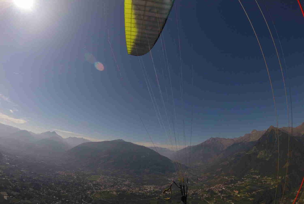 Blick während des Gleitschirmflugs über die Berge des Vinschgau