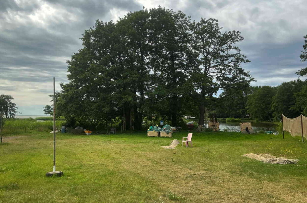 Wiese und alter Baumbestand der kleinen runden Bucht, die Überbleibsel des Bernsteinabbaus ist