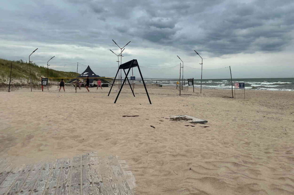 Holzweg auf den Strand in Nida mit Sportflächen für Beachvolleyball und Gym