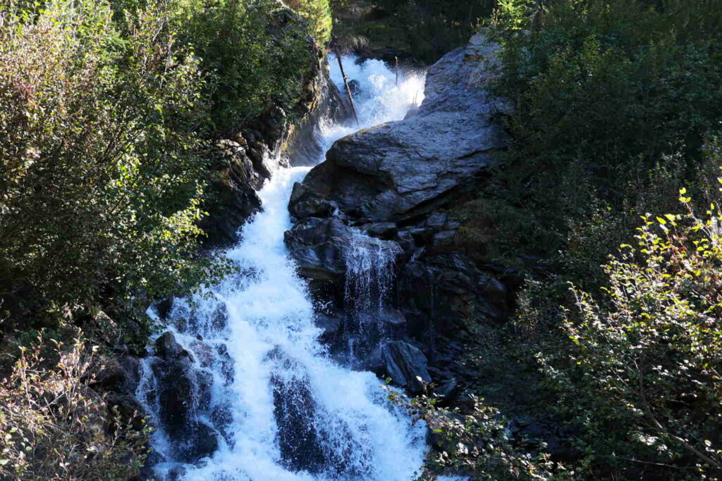 Typischer, schรถner kleiner Bergwasserfall