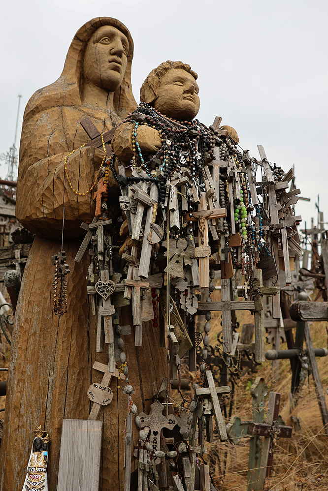 Beinahe lebensgroße Holzfiguren, die schwer tragen an hunderten Kreuzen an Ketten und Rosenkränzen