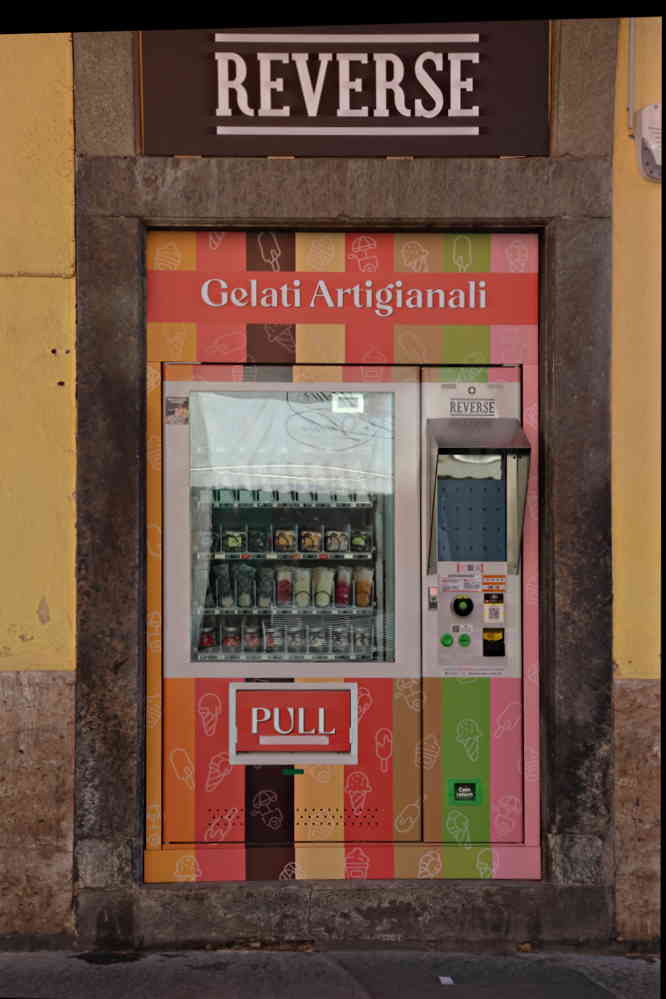 Automat in der Hausfassade mit handgemachtem Eis 