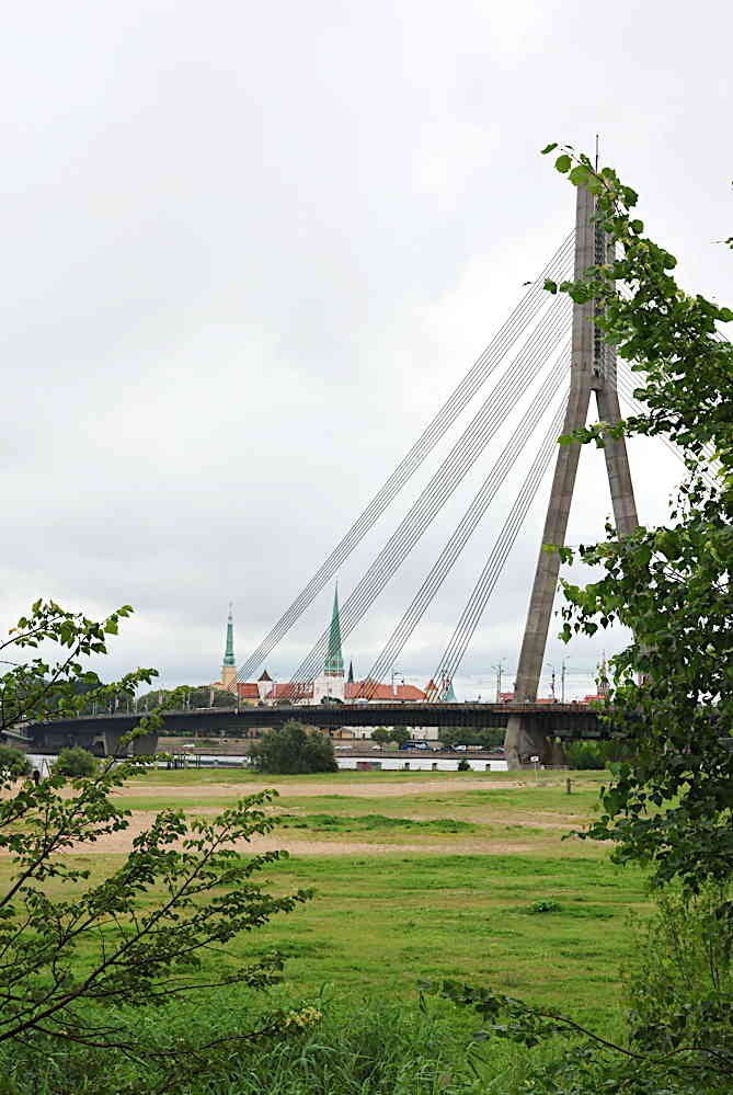 Blick über die Aue auf der Insel Kipsala auf die in Vierergruppe gebündelten Schrägseile und den beeindruckenden Pylon der Vansu-Brücke, 