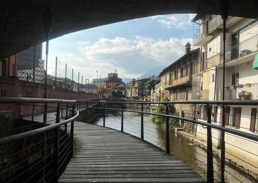 Hölzerner Spazierweg über dem Fluss Strona